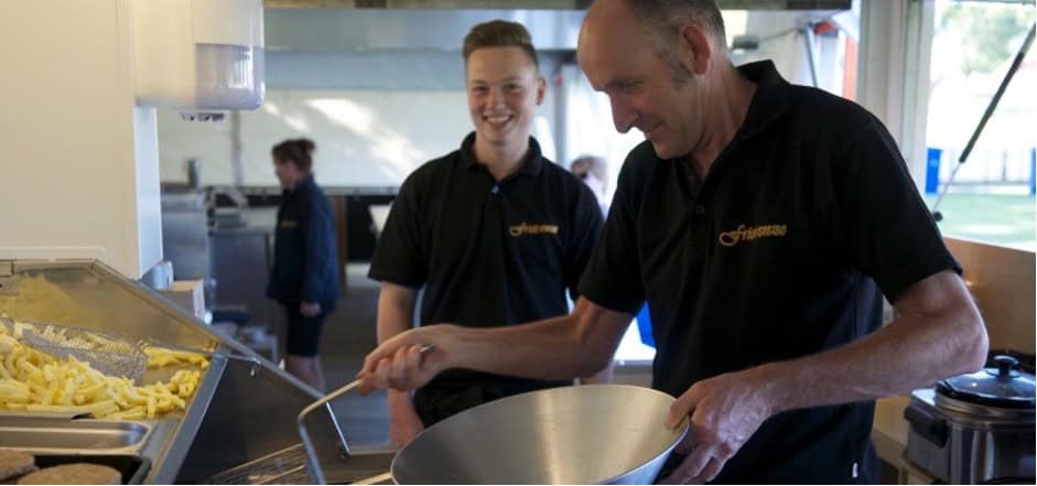 Lekker en altijd in de buurt: Een frietkar op locatie!